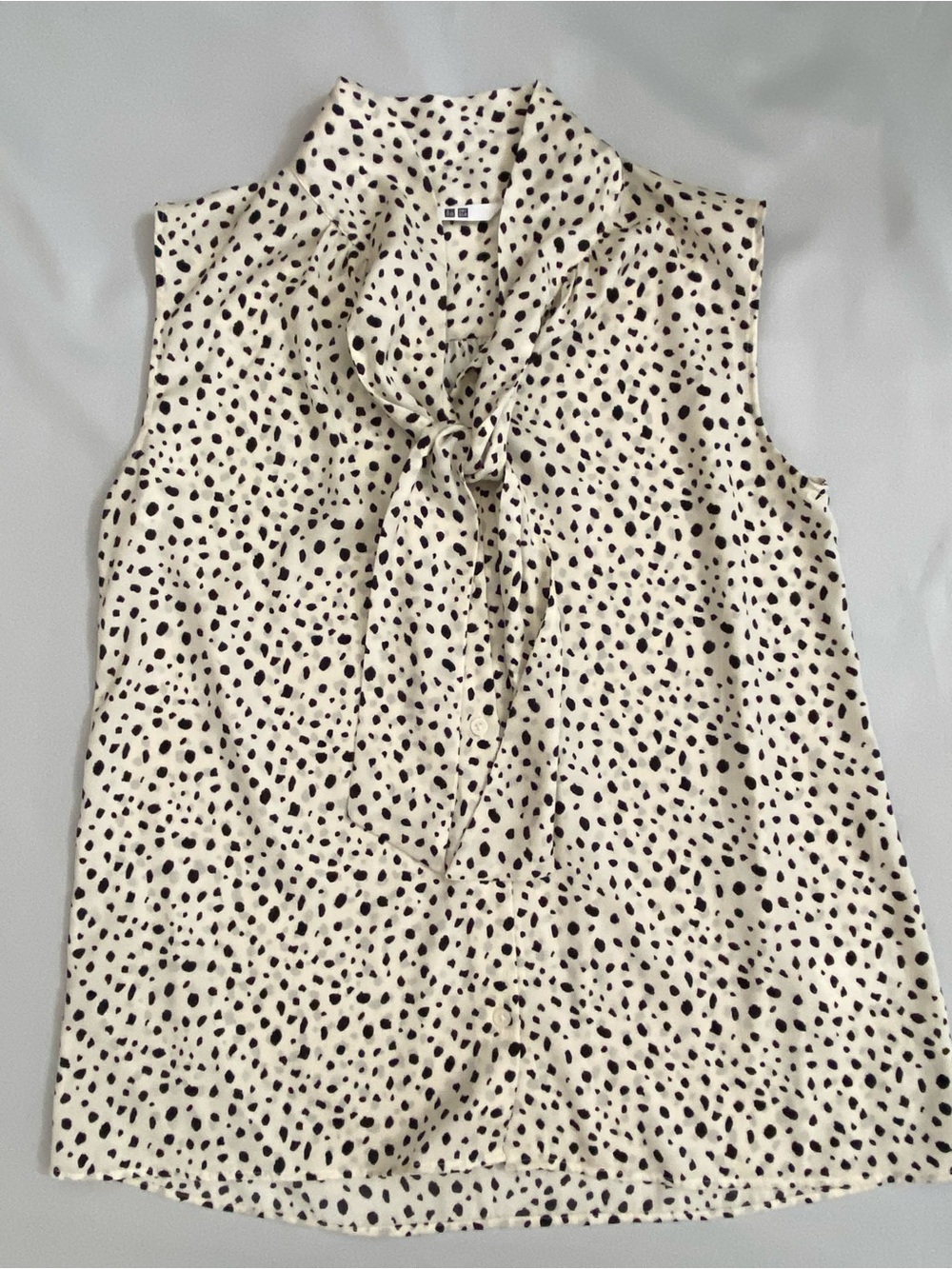 Uniqlo Top Womens Size XS White Black Spotted Sleeveless Button Front